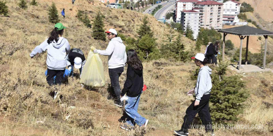 Öğrenciler tarafından ormanda temizlik çalışması yapıldı