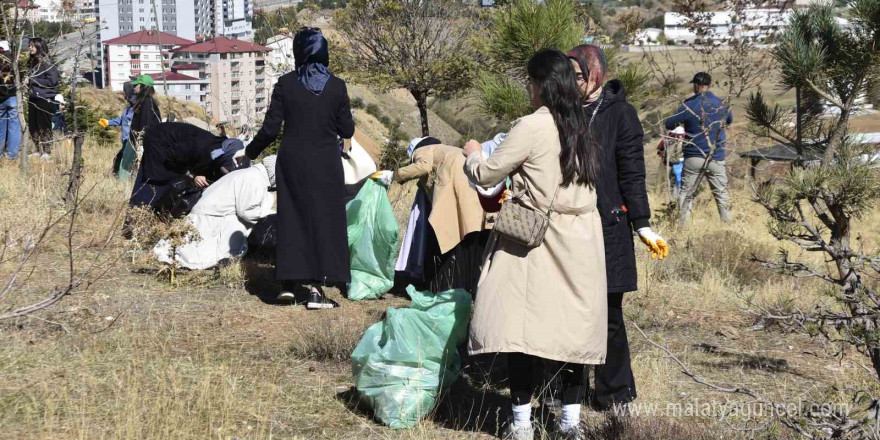 Öğrenciler tarafından ormanda temizlik çalışması yapıldı