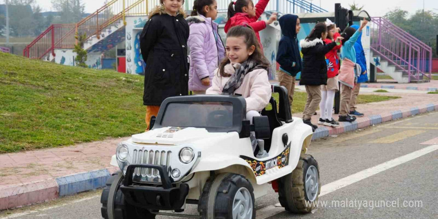 Öğrenciler trafik kurallarını öğreniyor