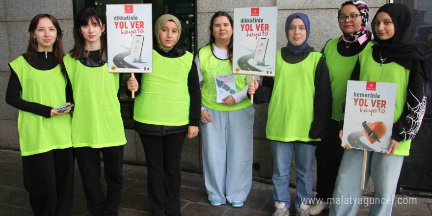 Öğrenciler trafik polisi oldu, yolcu ve sürücüleri uyardı