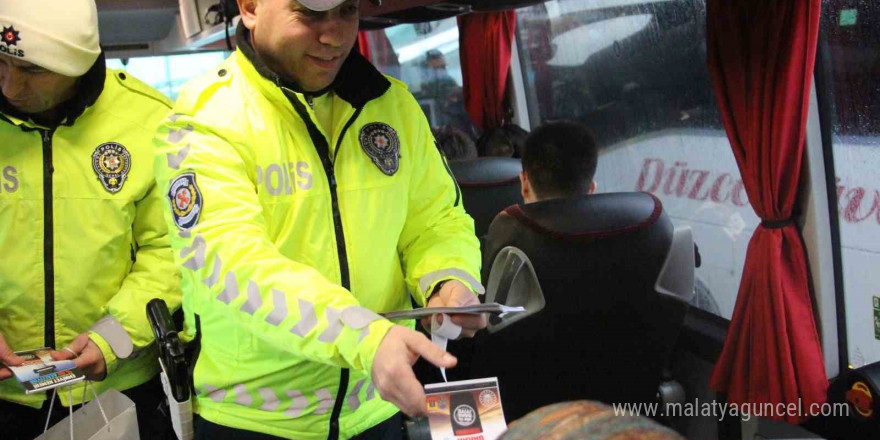 Öğrenciler trafik polisi oldu, yolcu ve sürücüleri uyardı