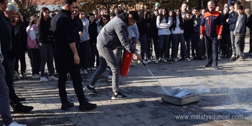 Öğrenciler yangına müdahale etmeyi uygulamalı öğrendi