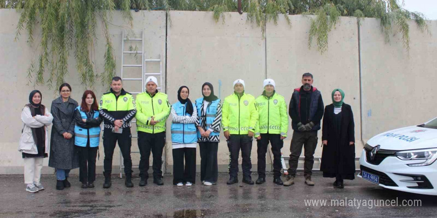 Öğrencilerden polislere destek ziyareti