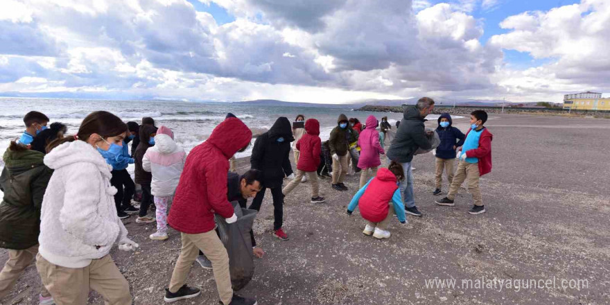 Öğrencilerden Van Gölü sahilinde çöp toplama etkinliği