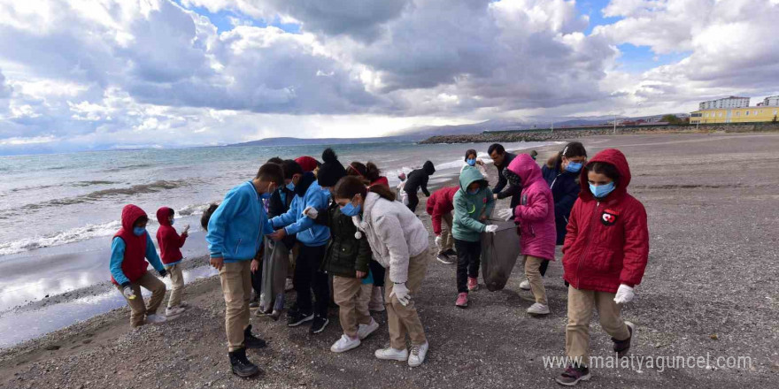 Öğrencilerden Van Gölü sahilinde çöp toplama etkinliği