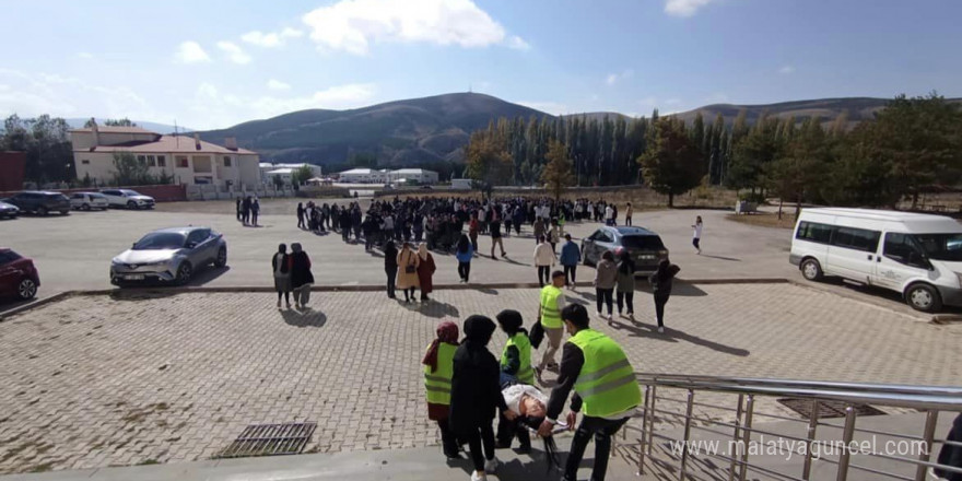 Öğrencilere afet eğitimi verilerek tatbikat yapıldı