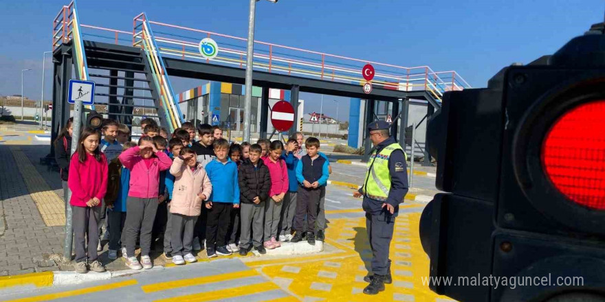 Öğrencilere kapsamlı trafik eğitimi verildi