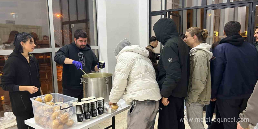 Öğrencilere sınav döneminde çorba ikramı devam ediyor