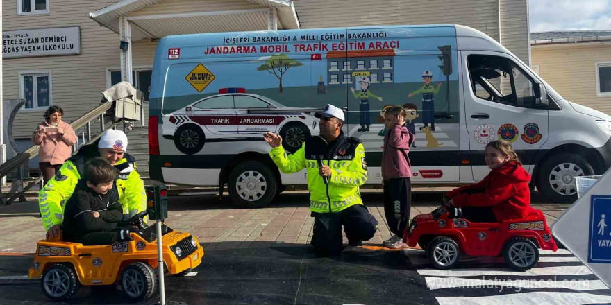 Öğrencilere trafik eğitimi