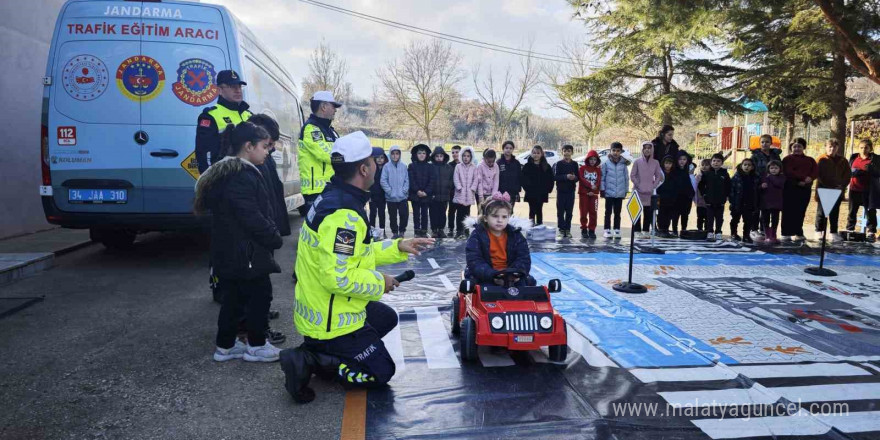 Öğrencilere trafik eğitimi