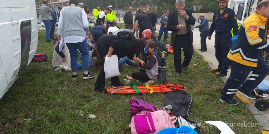 Öğrencileri taşıyan minibüs ile tır çarpıştı: 12’si öğrenci  13 yaralı