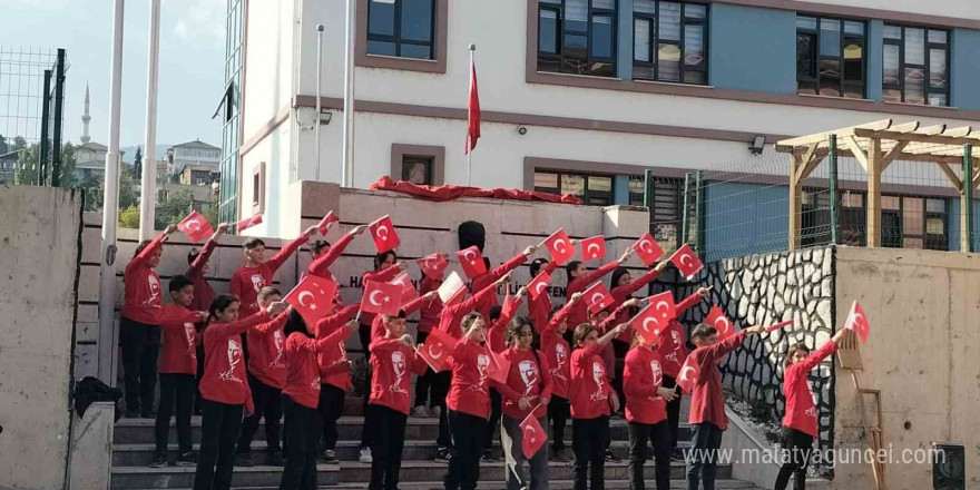 Öğrencilerin 29 Ekim gösterisi büyük beğeni topladı