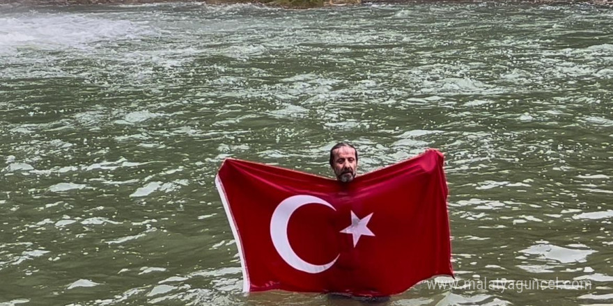 Öğretim görevlisi, doğa harikası şelaleyi tanıtmak için buz gibi suda yüzdü