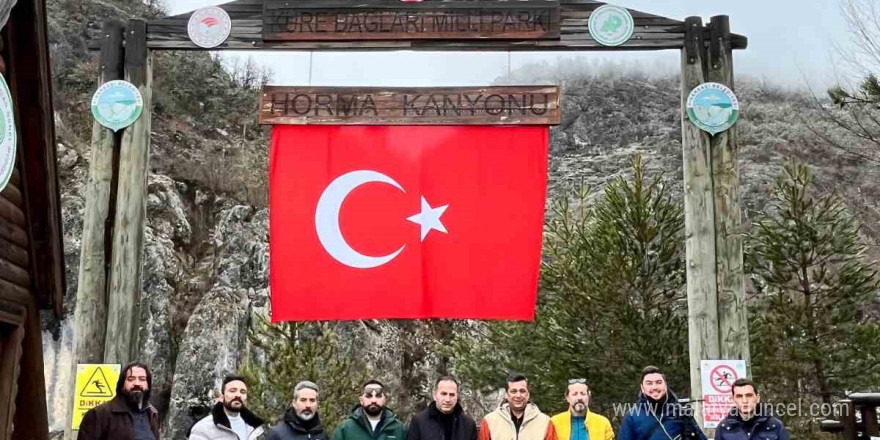 Öğretim görevlisi, doğa harikası şelaleyi tanıtmak için buz gibi suda yüzdü