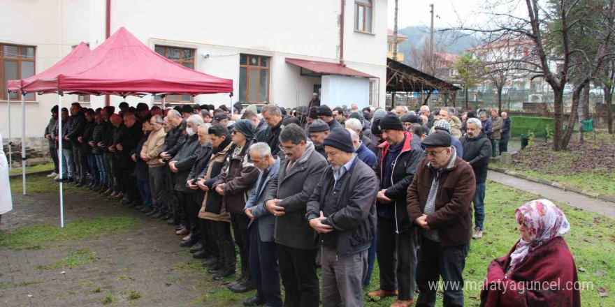 Öğretmen ve müdür şiddetiyle felç kalan gence son veda