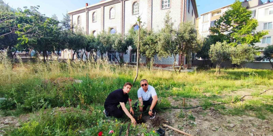 Öğretmen ve öğrencilerinden örnek davranış