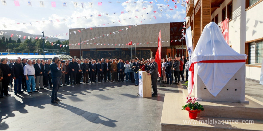 Öğretmeninin hediyesini meydana dikti