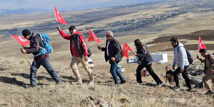 Öğretmenler 2 bin 600 yıllık Zernaki Tepe’ye doğa yürüyüşü gerçekleştirdi