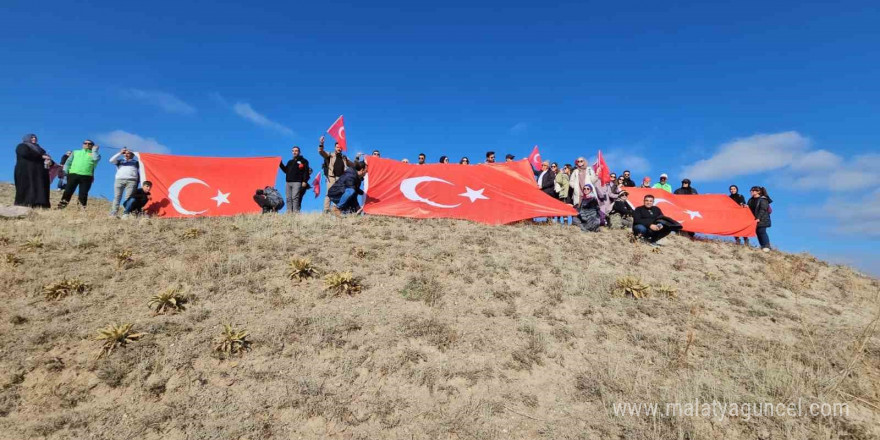 Öğretmenler 2 bin 600 yıllık Zernaki Tepe’ye doğa yürüyüşü gerçekleştirdi