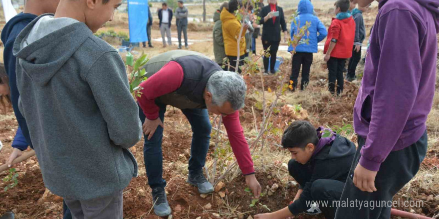 Öğretmenler Günü anısına 300 fidan toprakla buluşturuldu