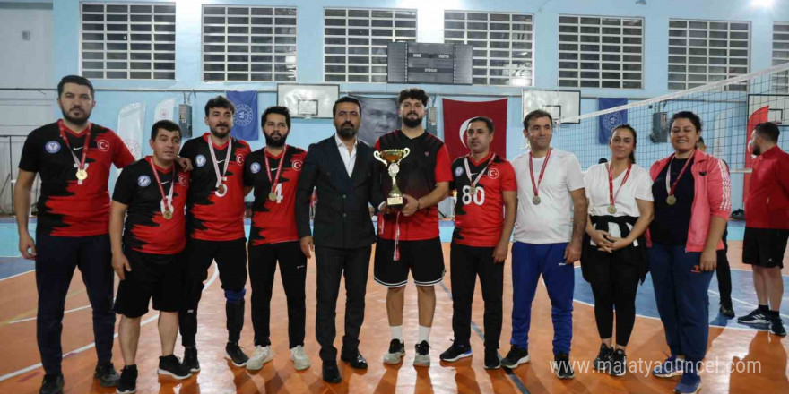 Öğretmenler voleybol turnuvasında kıyasıya mücadele etti