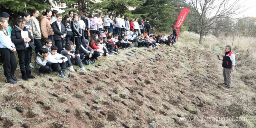 Okul arazisine lavanta, biberiye, kekik ve adaçayı fidanları diktiler