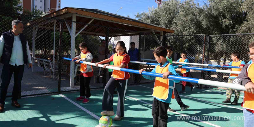 Okul bahçesinde canlı langırt, renkli görüntüler oluşturdu