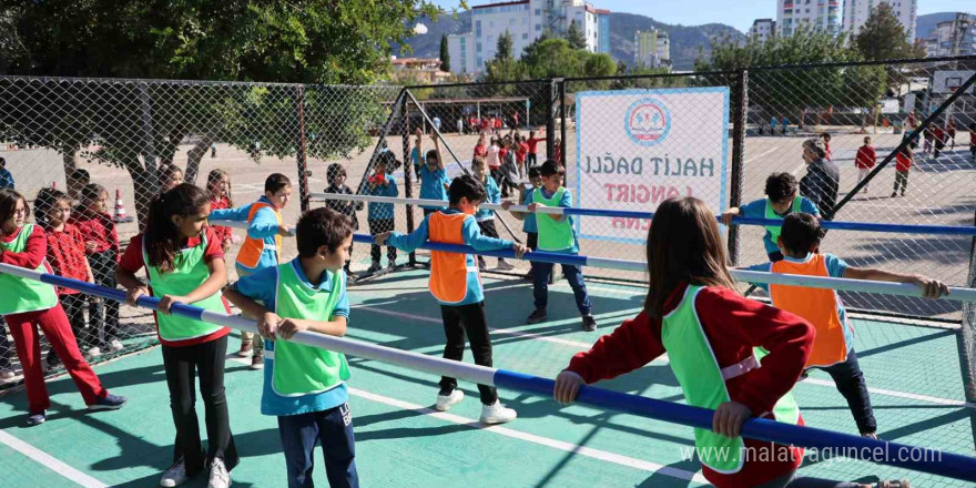 Okul bahçesinde canlı langırt, renkli görüntüler oluşturdu