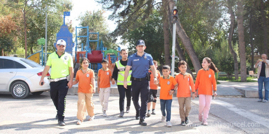 Okul önünde hem eğitim hem denetim