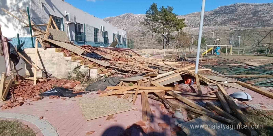 Okul, restoran ve evlerin çatıları uçtu, fırtına hayatı felç etti