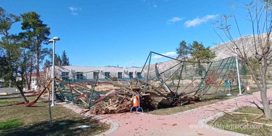 Okul, restoran ve evlerin çatıları uçtu, fırtına hayatı felç etti