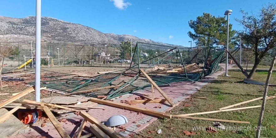 Okul, restoran ve evlerin çatıları uçtu, fırtına hayatı felç etti