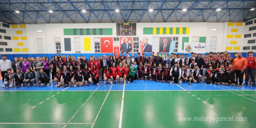 Okul sporları hentbol gençler müsabakaları sona erdi