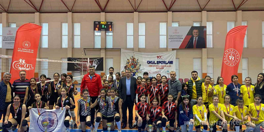 Okul sporları voleybol küçük erkek ve kız maçları sona erdi