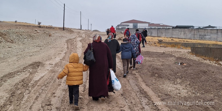 Okul yolu çamurdan geçilmiyor