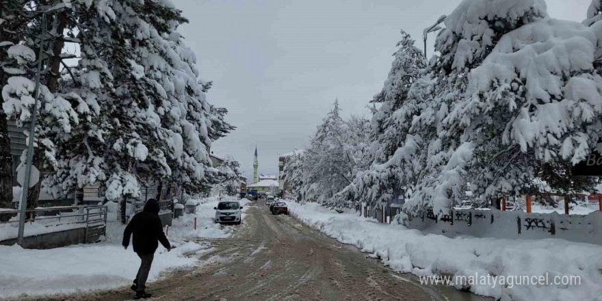 Okulların tatil edildiği ilçede kar kalınlığı 60 santimetreye ulaştı