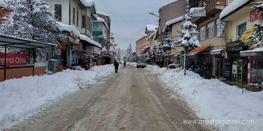 Okulların tatil edildiği ilçede kar kalınlığı 60 santimetreye ulaştı