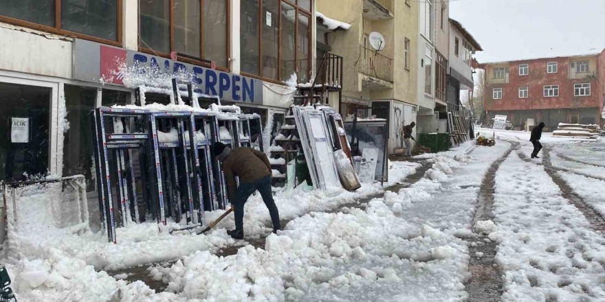 Okulların tatil edildiği Karlıova, tamamen beyaza büründü