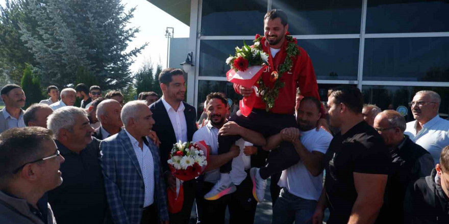 Olimpiyat şampiyonu İbrahim Bölükbaşı, memleketi Erzurum’da omuzlarda karşılandı