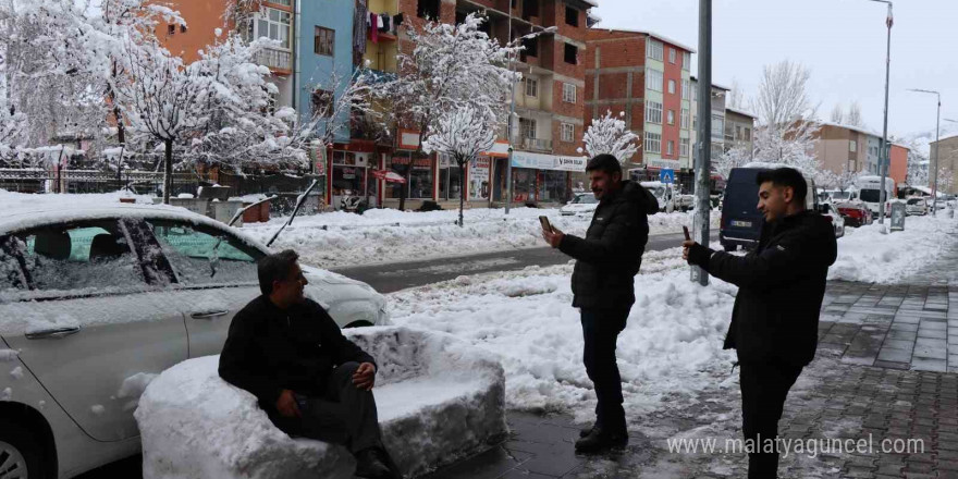 Oltu’da esnaf kardan adam yerine kardan koltuk yaptı