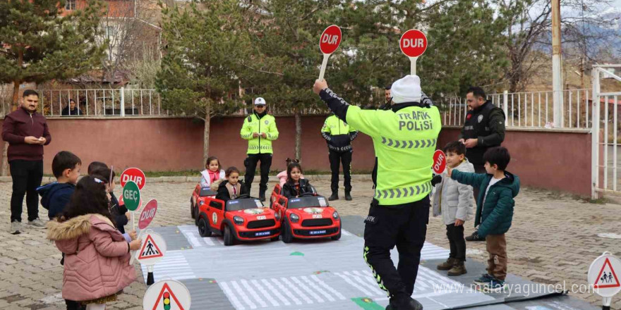 Oltu’da öğrenciler, yapay pistte trafik kurallarını öğrendi