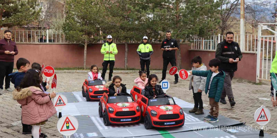 Oltu’da öğrenciler, yapay pistte trafik kurallarını öğrendi