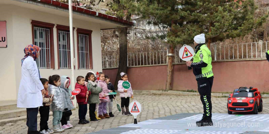 Oltu’da öğrenciler, yapay pistte trafik kurallarını öğrendi