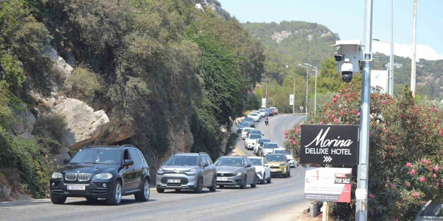 Ölüdeniz’e tatilci akını, uzun araç kuyruğu oluştu