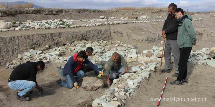 Oluz Höyük’te kutsal oda ve taş ortaya çıkarıldı: 'Anadolu arkeolojisinde ilk”