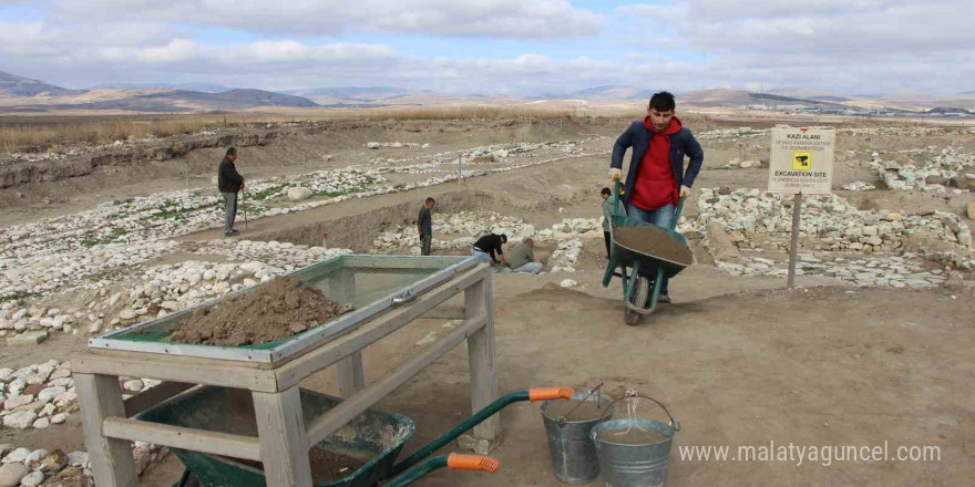 Oluz Höyük’te kutsal oda ve taş ortaya çıkarıldı: 