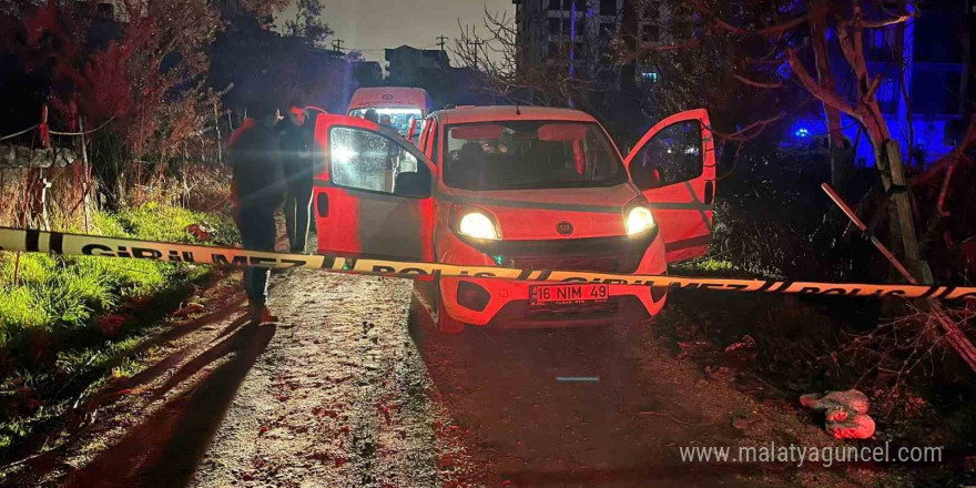 Önce öldürdü, sonra polislere aletiyle teslim oldu