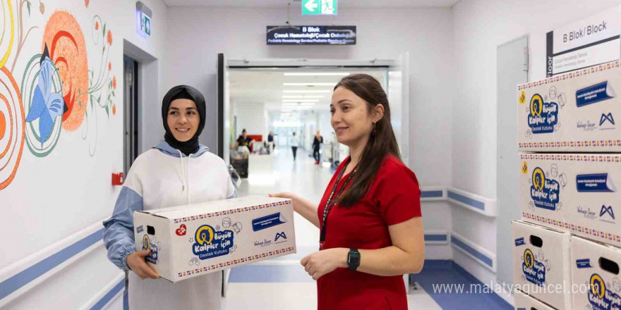 Onkoloji bölümünde tedavi gören çocuklara yeni yıl hediyesi