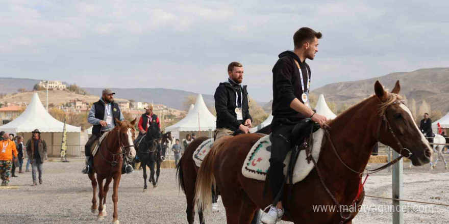 Onlarca at ve at sever bir araya geldi