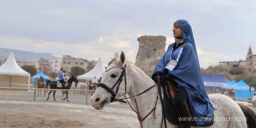 Onlarca at ve at sever bir araya geldi